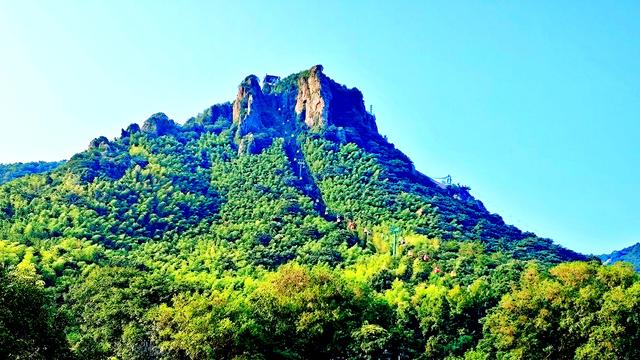 奇峰荷韵间的山水浪漫诗