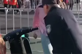 23岁女子脚踹老民警后续：已被抓，嚣张行为惹众怒，恐最高判3年图片