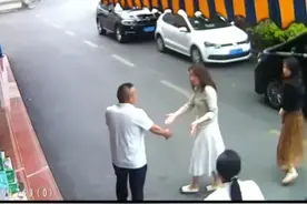 宗馥莉视察云南市场，临别时主动与店主握手，一身名牌逛街吃雪糕图片