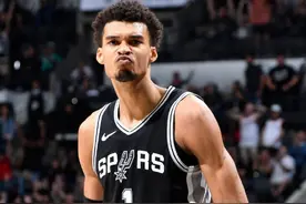 兑现天赋！20岁文班亚马砍50分率队取胜，NBA官方称“太夸张了”，徐静雨曾多次盛赞称“未来是他的”图片