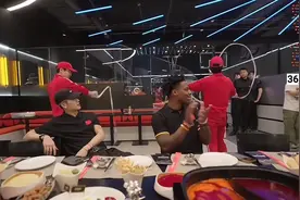 老外破防！甲亢哥中国行直播惊呆百万老外：原来这才是真实中国？图片