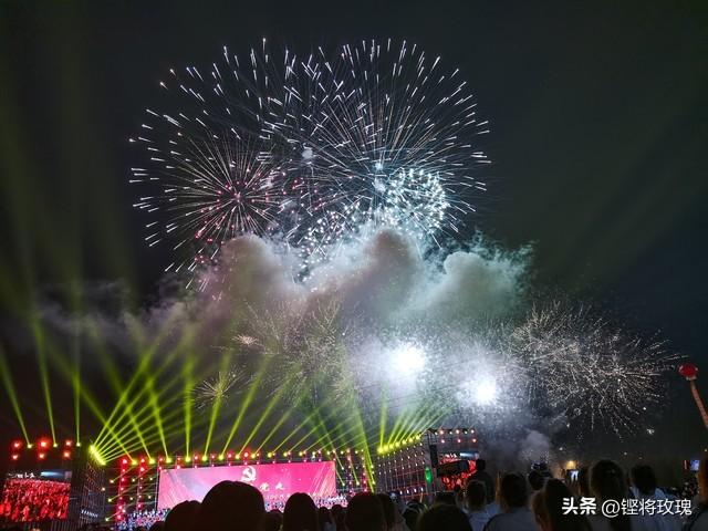 远方很远，但天空很近，抬头即可，心怀浪漫，便是远方