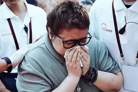 她去世，只剩韩红一人图片