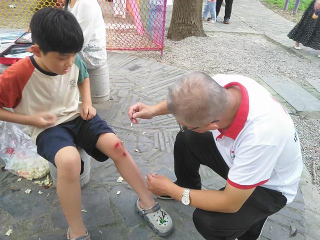 鄂州这些红十字志愿者在莲花山景区服务，赢得了游客们的广泛赞誉
