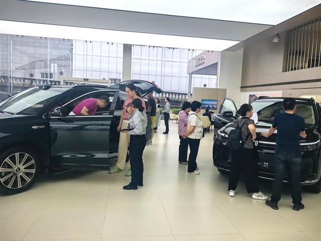 黄金开始征税！金价彻底爆了，政策生效，部分商家火速下架金条