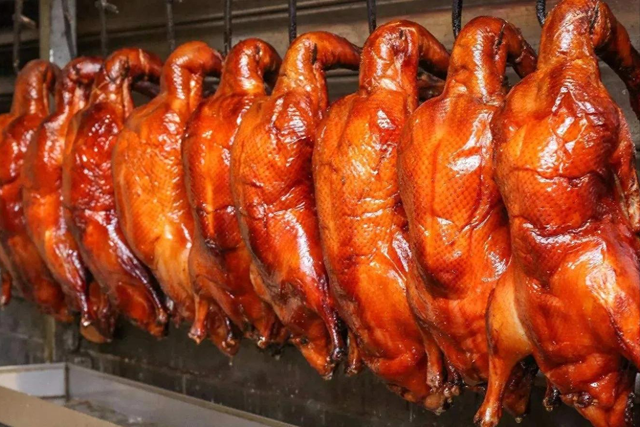 活鸭120元	，做成烤鸭25元！利润还有36%，得知原因后：敢放心吃了