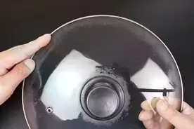 不管锅盖缝隙多黑多脏，这样一擦就掉，彻底去除油垢，方法太棒了图片