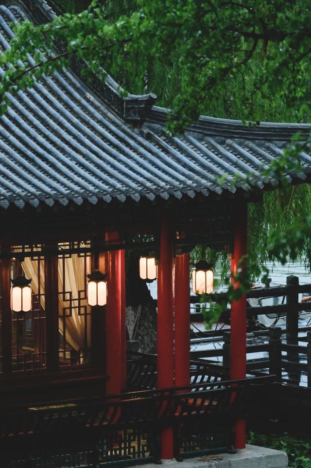 在济南大明湖畔的百年戏楼里品茗听戏，是种什么体验？