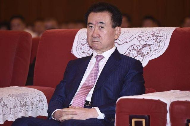 71岁王健林现身新疆，瘦成皮包骨，儿子王思聪本性难改又换新女友