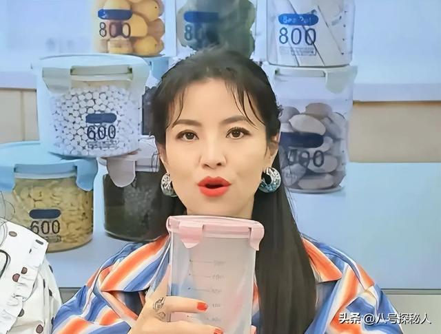 她和撒贝宁同居多年，却转身投入富家怀抱，没想到现在竟沦落至此