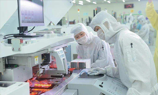 国产从3个方向围攻ASML，一旦突破EUV光刻机，芯片战就结束了！