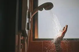 冷热水交替洗澡能强身健体？医生急喊停：这5种人等于慢性自杀！图片