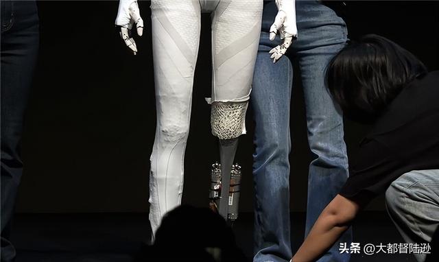 马斯克为何点赞小鹏机器人？到底是真心认可，还是感受到了压力？