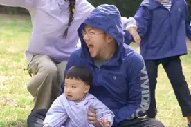 宋丹丹一家五口露营，大声喊儿孙吃饭，小孙子露正脸太像爷爷英达图片