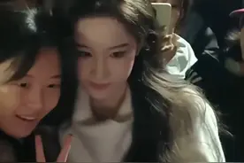 大学生因长得像刘亦菲，被同学追捧，吸粉10万 网友：以为本人来了图片