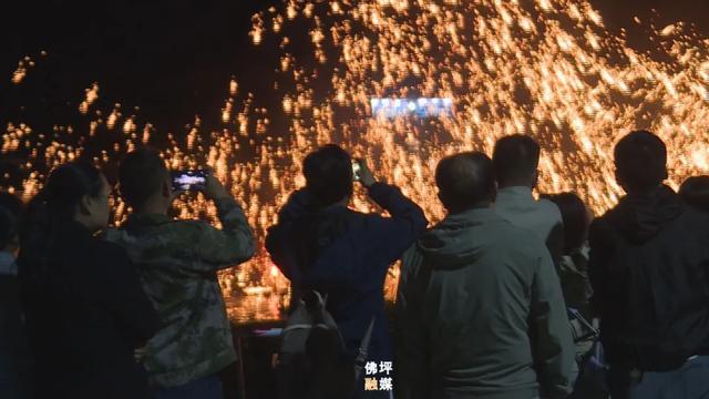 走T台、水幕秀、打铁花......这个“五一”王家湾村太会“玩”→