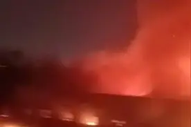 郑州一快递货物分拣中心起火，韵达：如客户快件受损，将赔付图片