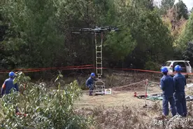 云南首次！“载重无人机+机器人”带电修补500千伏架空地线图片