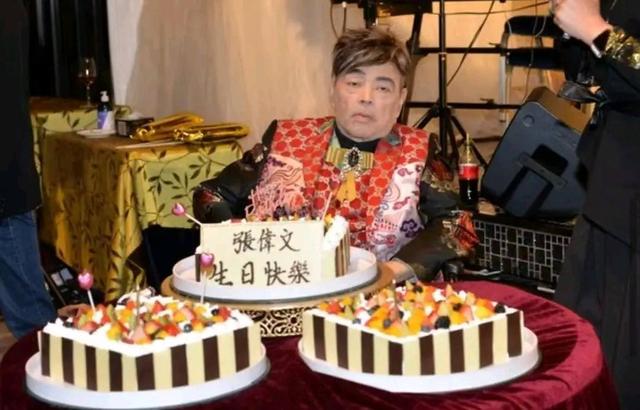 73岁张伟文近况曝光,卧病在床瘦成皮包骨，独住养老院亲人未出面