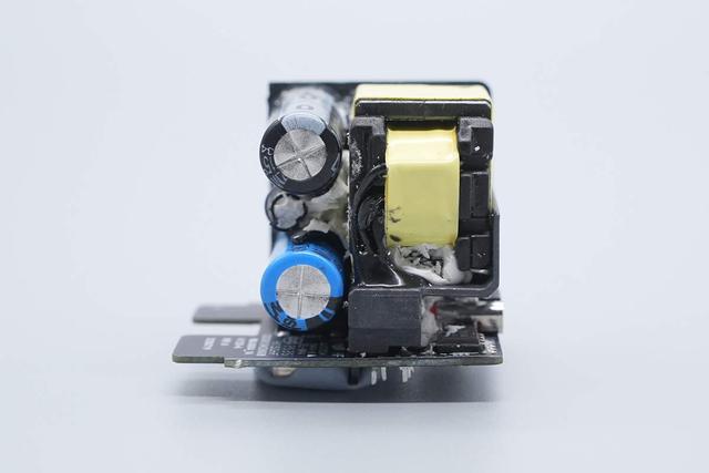 小米新款45W氮化镓小布丁充电器拆解，这些不同点需要注意