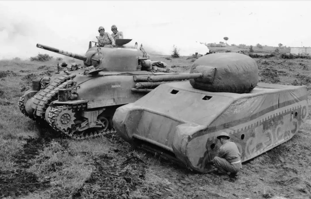 财大气粗的美军竟用起了"木头"坦克？省钱又逼真的操作藏实战心机