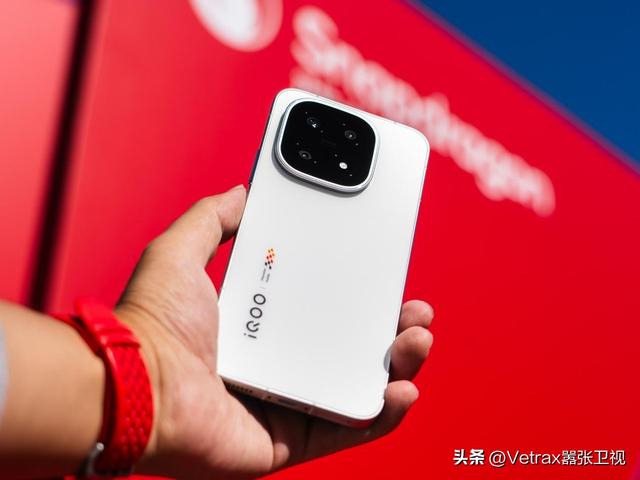 iQOO 15：以全能最强“光”，致玩家