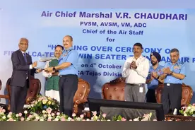 印度接收第一架双座版“光辉”战斗机 从订购到交付历时17年图片