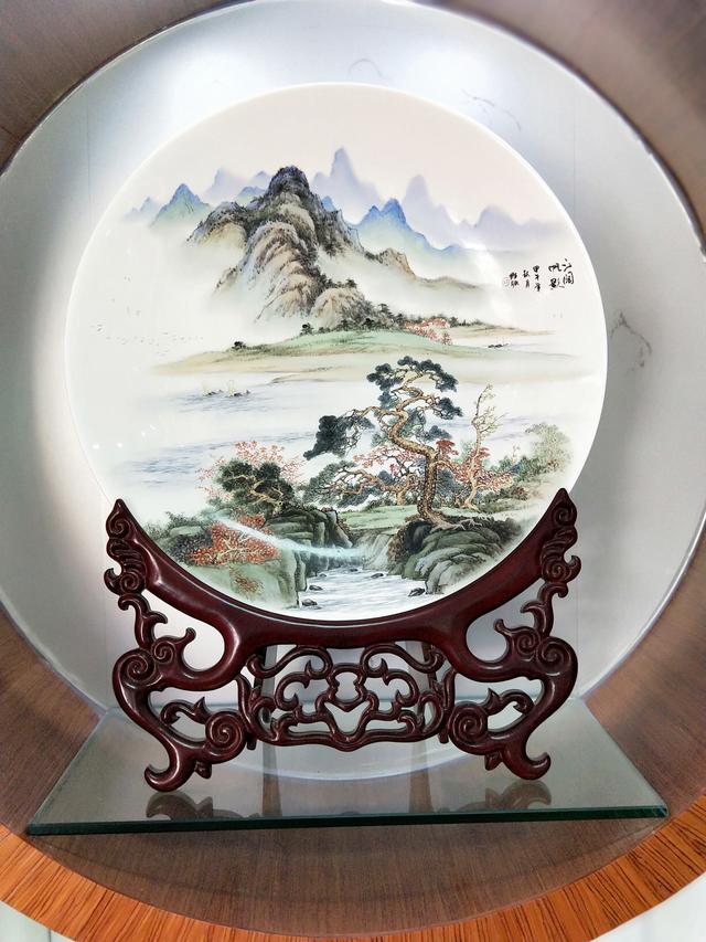 大埔某工厂变旅游区，陶瓷做的楼房、汽车、沙发和床等，还收门票