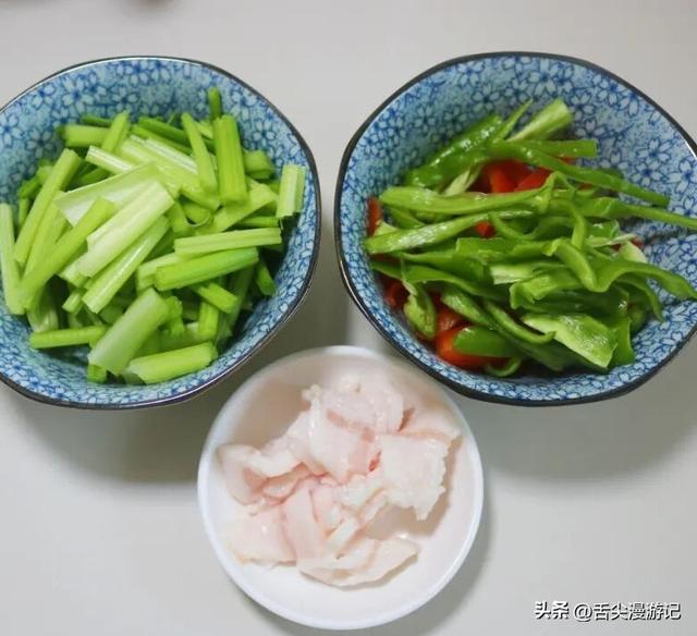 4种家常食材！芹菜香菇炒肉片鲜香下饭，全程大火快炒超入味