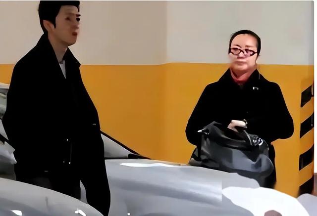 她是国家一级女演员，多次给丈夫戴绿帽，重病丈夫坐轮椅也不离婚