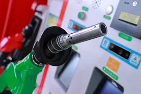 加油时，千万别这么干！图片