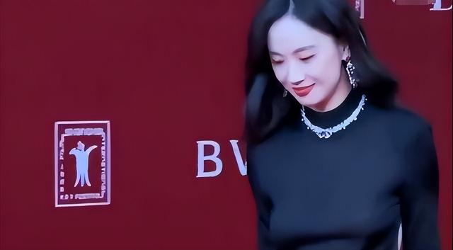 这跟不穿有啥区别？32岁李梦真空上阵，几乎全裸，简直太大胆