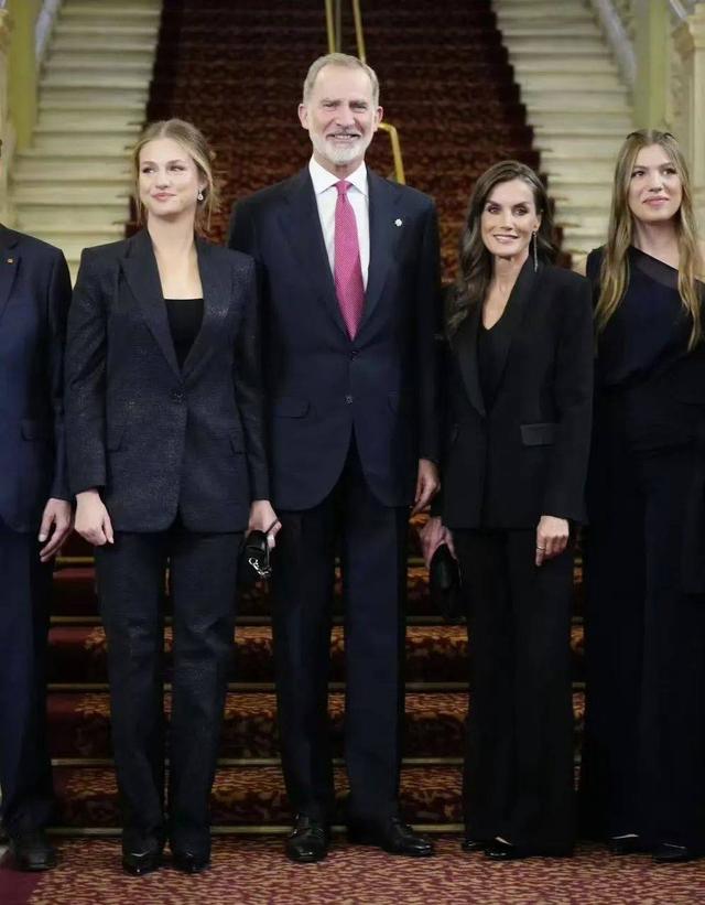 费利佩六世携王后抵达北京，莱蒂齐亚穿中式花朵外套，美丽有气质