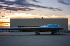 中国两种六代机曝光，美军急不可耐，3架B-21同时飞上天空图片