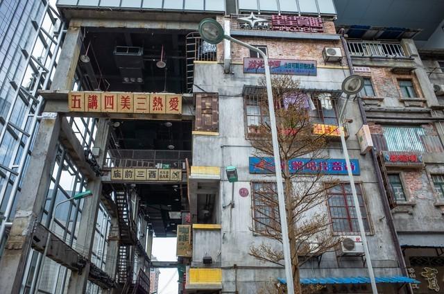 99年的网吧包厢，女同学突然凑过来，说：教我玩个刺激的游戏