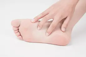 一按脚底就麻图片