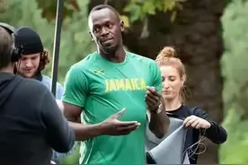 短跑健将博尔特：娶嫩模生仨孩，腹肌变啤酒肚，每年都能领400万图片