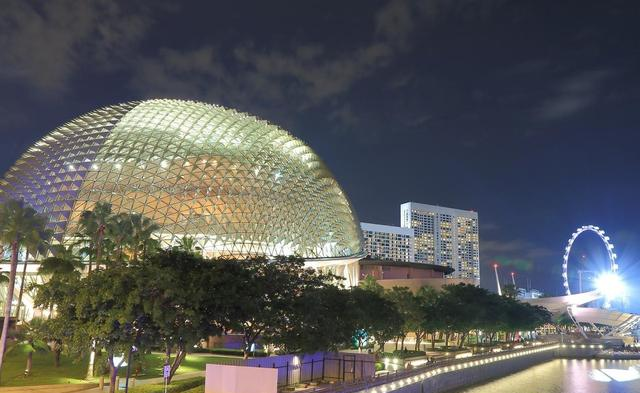去新加坡玩的华人感慨：别信媒体吹牛，新加坡相当于我国二线城市
