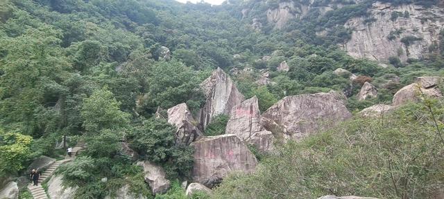 湖光山色，碧波微澜下的翠华山山崩奇观