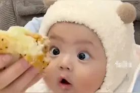 “最馋婴儿”火了，看到汉堡两眼放光口水直流，脖子伸长，萌到爆图片