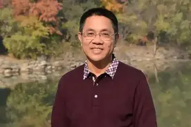 小伙为报全村恩情，捐2亿建别墅送村民。事后却说:我死也不回老家图片