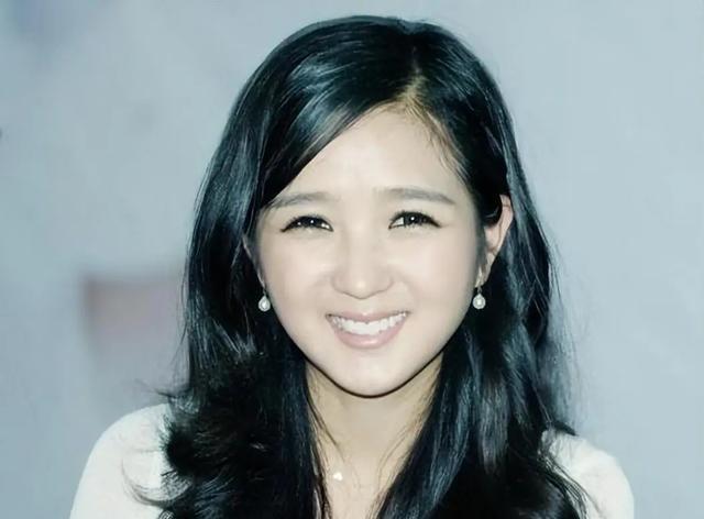 39岁何洁不忍直视，腋下勒出副乳肚子三层肉，要养4个娃操劳疲惫