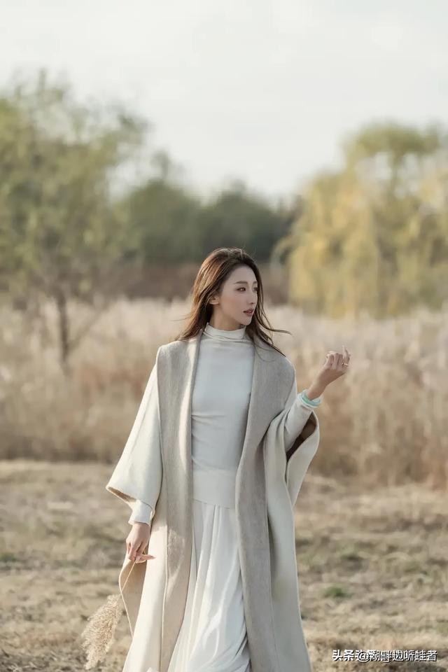 安徽阜阳一校花，身高169cm 身材拥有黄金比例， 散发迷人魅力