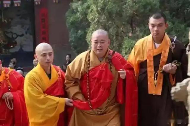 挖出来了！释永信大哥被曝盖会所、打村民,现亲弟被抓后美美隐身