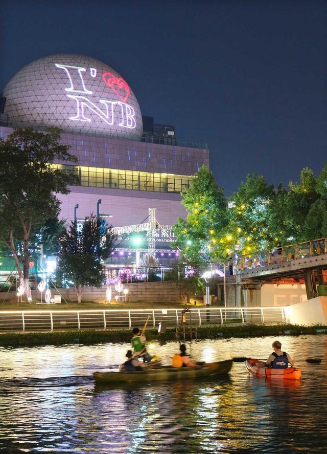 宁波东部新城夏夜“流动油画”