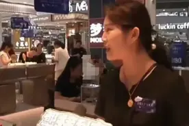 闹大了！河南女子买金镯17天后变200元“金包银”，商家却不认账图片