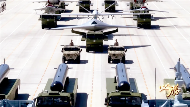 15米内倒飞锁双机！歼-16这波操作贴脸杀，把F-22整不会了？