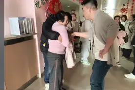 宝马哥跳桥后续：满脸血送医院抢救，轻生原因曝光，母亲痛哭无助图片