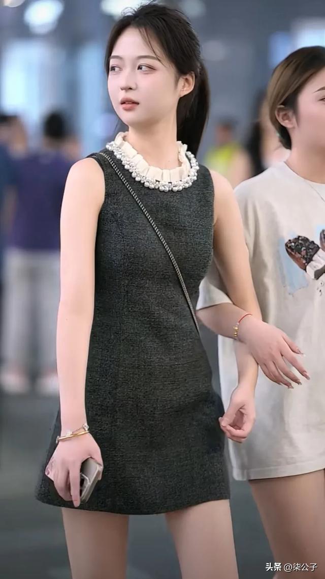 重庆街头美女，路边大爷看的都挪不开脚了