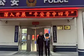 男子超市“偷”手机 上演现实版掩耳盗铃图片